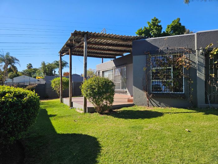 Bromhof House For Sale: 3 bedrooms, private garden, security features, close to amenities.