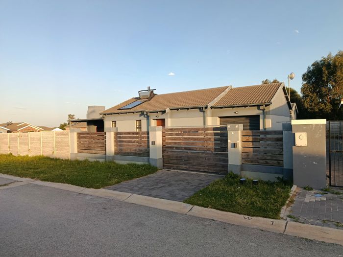 For Sale: House in Fairview with garden, patio, garage, and 3 bedrooms.