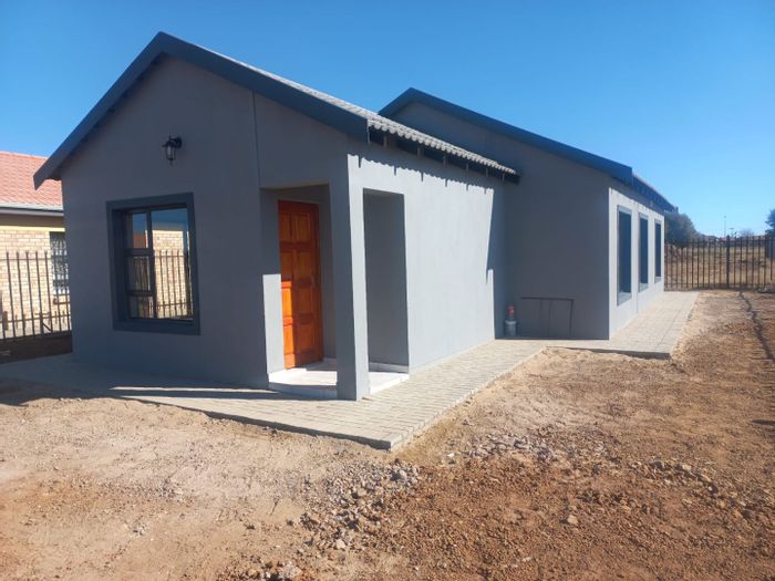 3 Bed, 2 Bath House in Pinehaven For Sale with secure parking and prepaid utilities.
