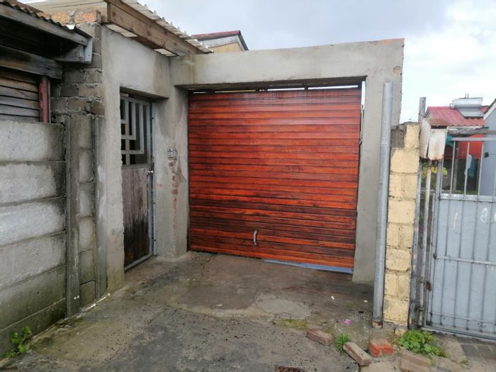 For Sale: 3-bedroom house in Beacon Valley with ample parking and privacy.
