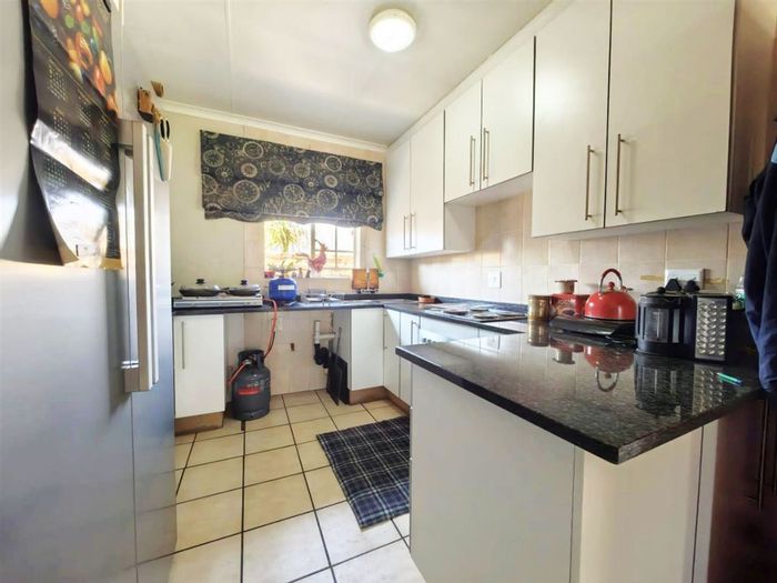 Townhouse for Sale in Benoni North: 2 beds, pool, garage, carport.