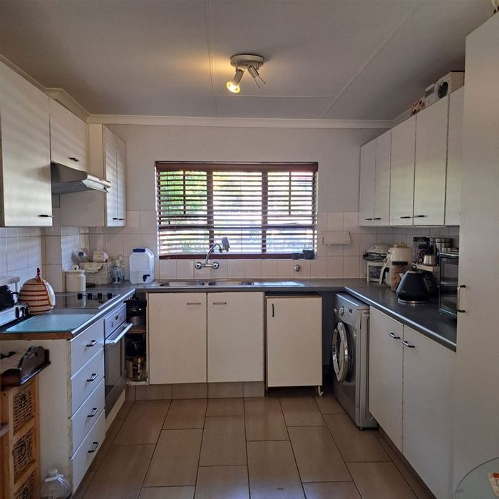 Lakefield Townhouse For Sale: 2 Bedrooms, 2 Bathrooms, Spacious Lounge, Scullery.
