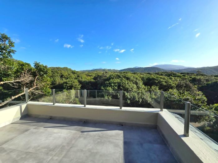 Wilderness Central House For Sale: 3 bedrooms, garden, security, mountain views.