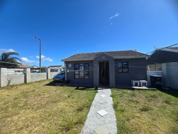 For Sale: House in Colorado Park with 2 bedrooms, en-suite, and development potential.
