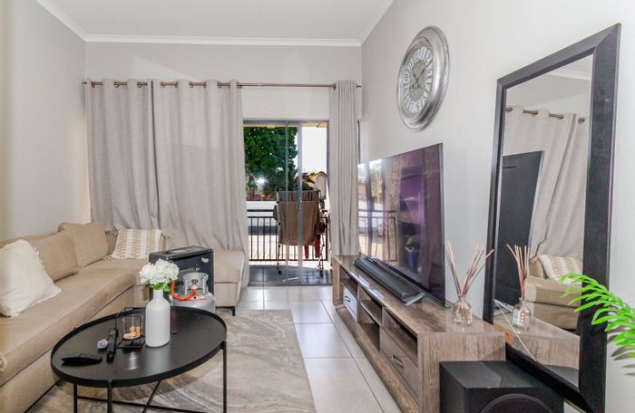 Glen Marais Apartment For Sale: 2 Bedrooms, balcony, pool, clubhouse, great location.