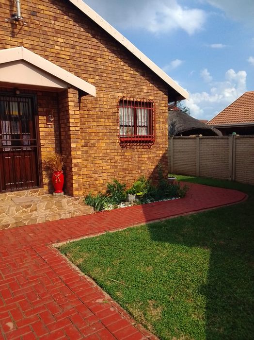 3-Bedroom House in Vanderbijlpark Se 5 For Sale with Garage and Pet-Friendly Complex.