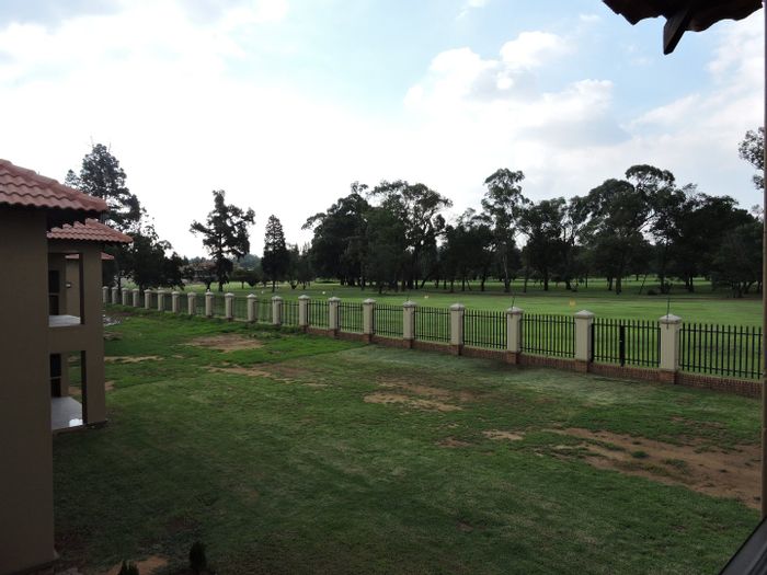 For Sale: Townhouse in Comet with 3 beds, 2 baths, and secure parking.