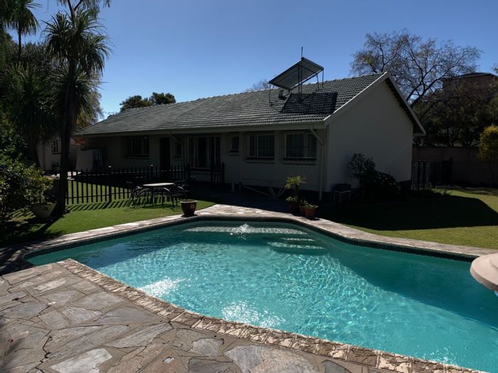 To Rent: House in Morehill with 4 bedrooms, pool, and pet-friendly options.