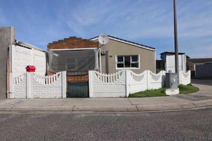 Portlands House For Sale: 3 bedrooms, separate unit, carport, rental potential.