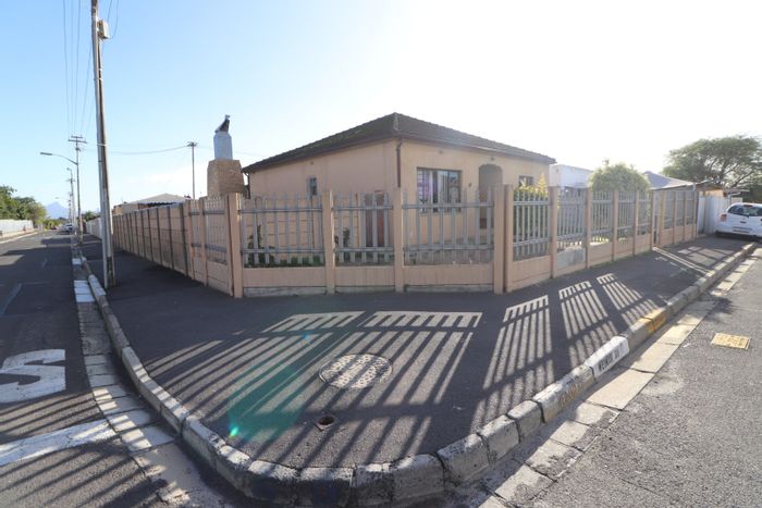 Churchill Estate House For Sale: Five bedrooms, flatlet, braai area, secure parking.