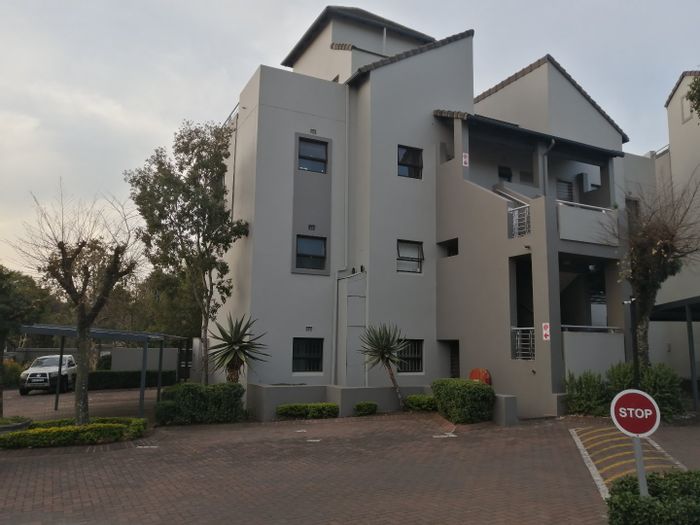 For Sale: Apartment in Sunninghill with 24/7 security, borehole water supply.