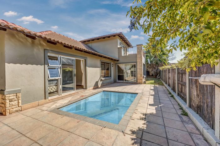 Broadacres House For Sale: 3 beds, pool, secure estate, double garage.