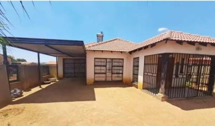 House for Sale in Soshanguve PP2: 3 beds, 1 bath, open-plan layout, corner lot.