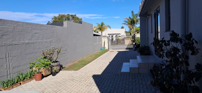 House To Rent in George South: Private entrance, secure parking, peaceful outdoor space.