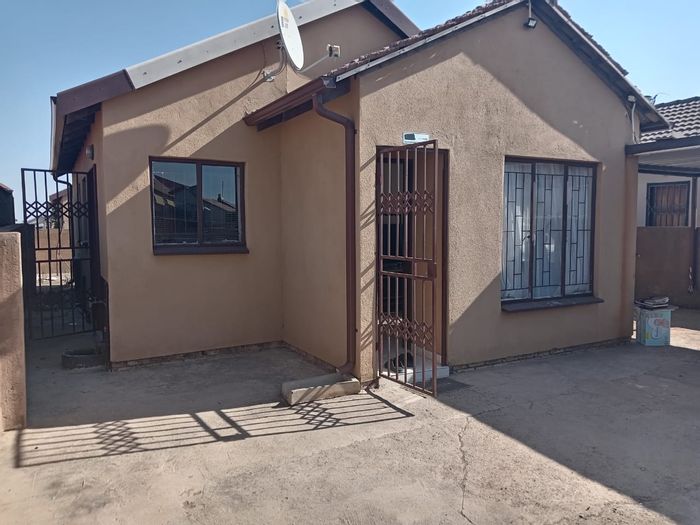House for Sale in Soshanguve Ext: 3 Beds, 1 Bath, close to transport and amenities.