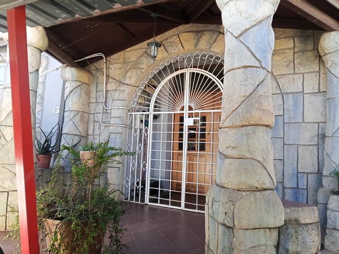 Homelake House For Sale: Dual premises, income potential, business rights, prime location.