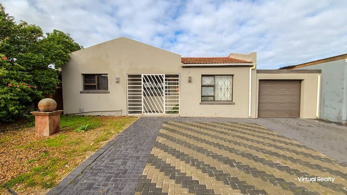 Highbury House For Sale: 3 Bedrooms, en-suite, garage, braai area, quiet street.