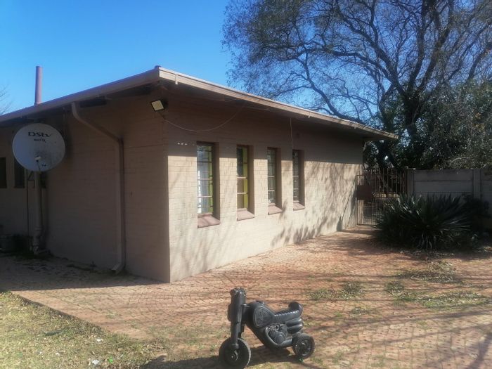 Wilgehof House For Sale: 3 Bedrooms, pool, entertainment area, ample parking.