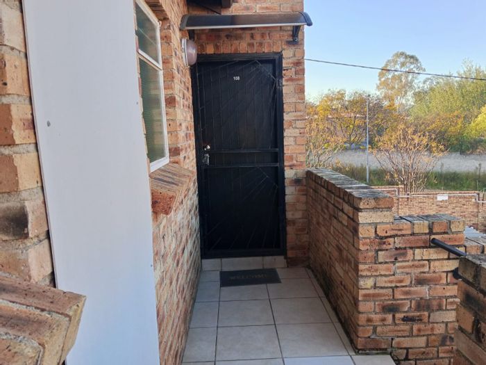 Honeypark Apartment To Rent: 2 Bedrooms, Private Balcony, Spacious Living Area.