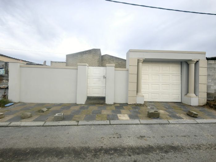 For Sale: House in Weltevreden Valley North with 3 bedrooms, parking for 3 cars.