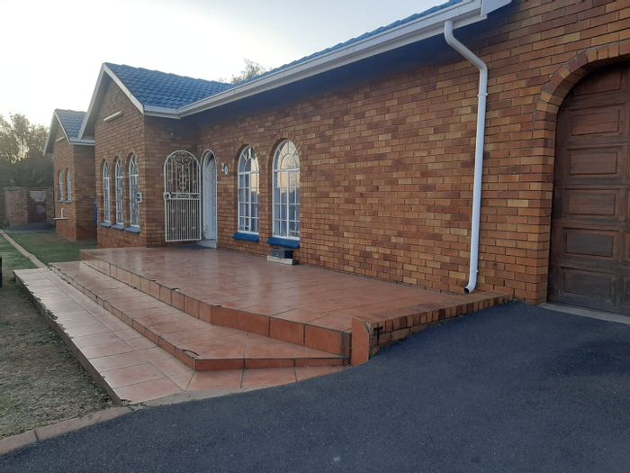 For Sale: Spacious 4-Bedroom House in Dalpark Proper with Garages and Lapa.