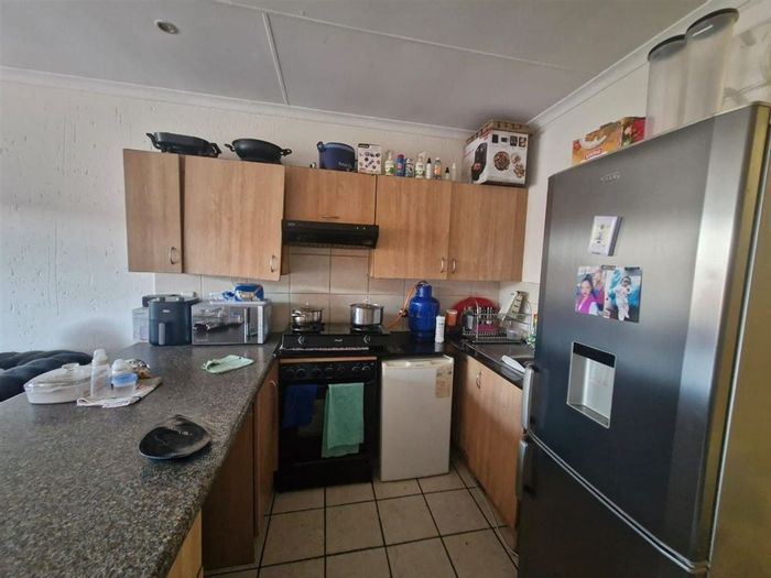 For Sale: Apartment in Comet with 2 bedrooms, parking, and convenient access.