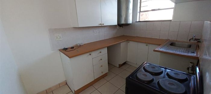 For Sale: Apartment in Marlands with 2 bedrooms, carport, and functional layout.
