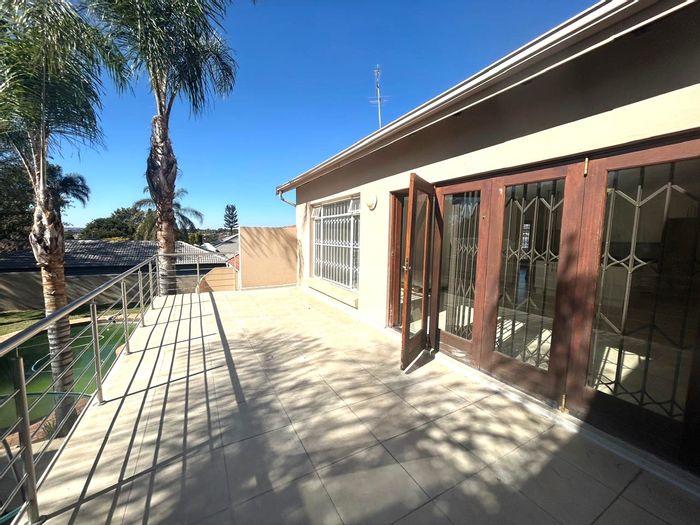 Weltevreden Park Apartment To Rent: 2 Bedrooms, Pool, Garage, Private Entrance.