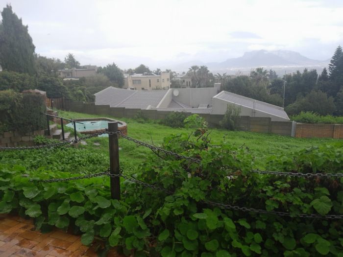House To Rent in Plattekloof 3: Private bedroom, en-suite, communal kitchen, yard space.