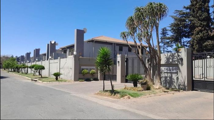 For Sale: 3 Bed, 3 Bath Townhouse in Bedfordview Central with Pool and Security.