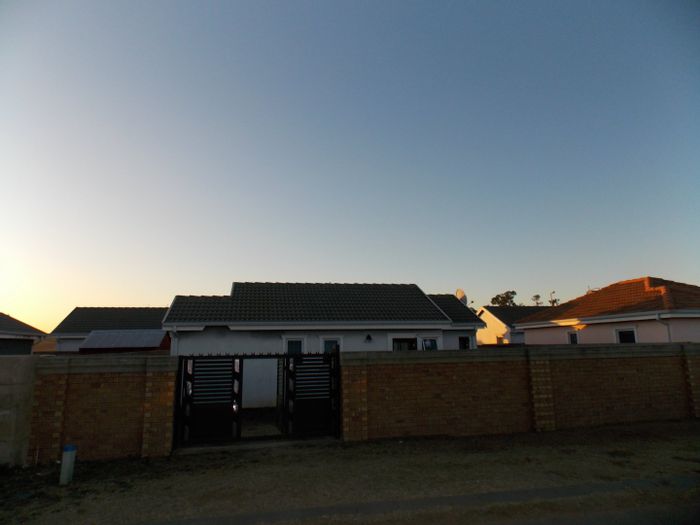 3-Bedroom House for Sale in Buhle Park with spacious yard and open plan living.