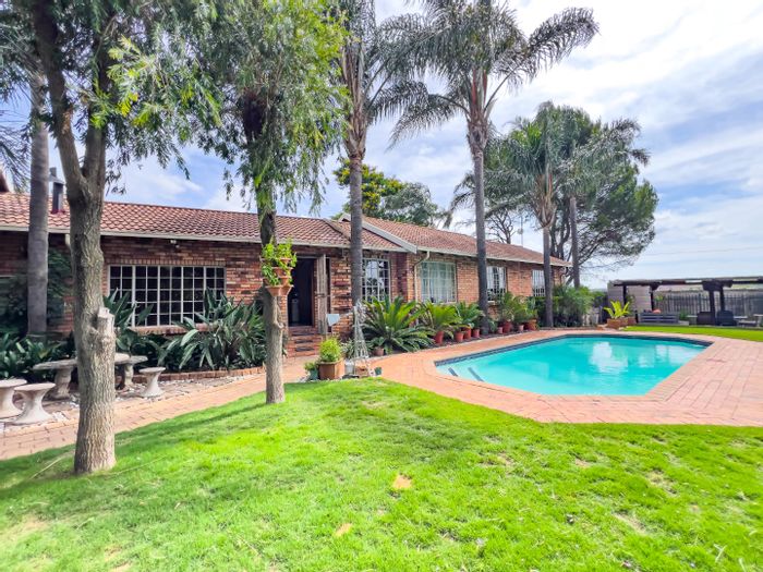 3-Bedroom House with Cottage, Pool, and Entertainment Area – The Reeds, For Sale