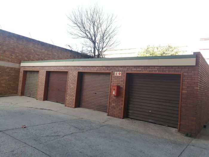 For Sale: Bachelor Apartment in Pretoria Central with kitchen, bathroom, and parking.
