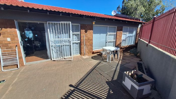 Langenhovenpark Townhouse For Sale: 4 bedrooms, communal pool, close to amenities.