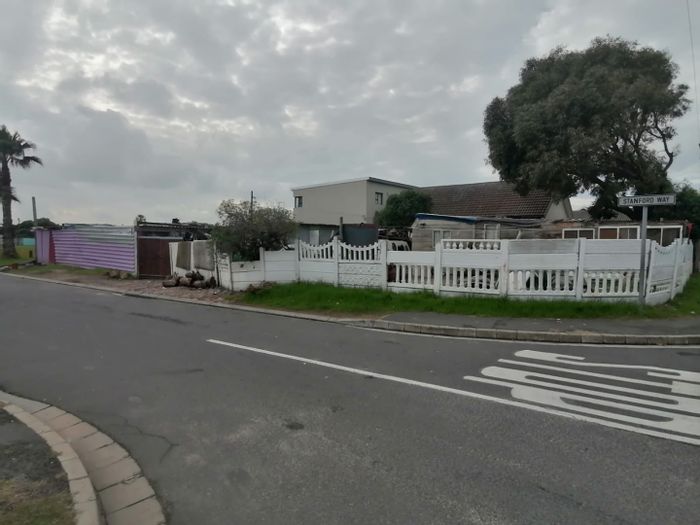 Grassy Park House For Sale: 517sqm plot, ideal for development or dream home.