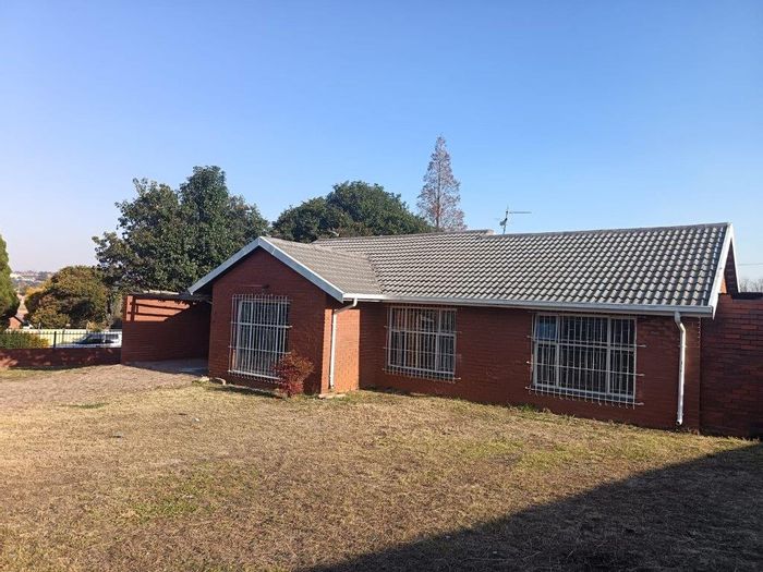 Lindhaven House For Sale: 3 Bedrooms, large yard, renovated kitchen, workshop.