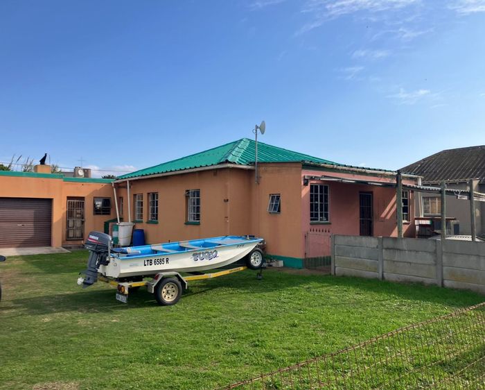 Sydenham House For Sale: 3 Bedrooms, double garage, flatlet, and braai area.