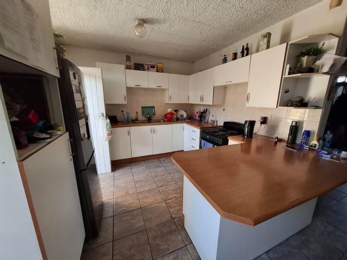 Apartment For Sale in Kilner Park: 3 bedrooms, double garage, pet-friendly, close to amenities.