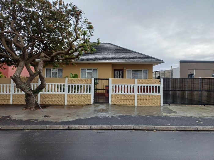 For Sale: 3-Bedroom House in Norwood with Spacious Yard and Convenient Location.