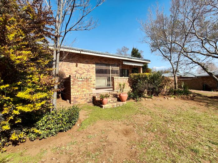 House for Sale in Vaal Marina Central: 3 beds, boat locker, estate amenities.