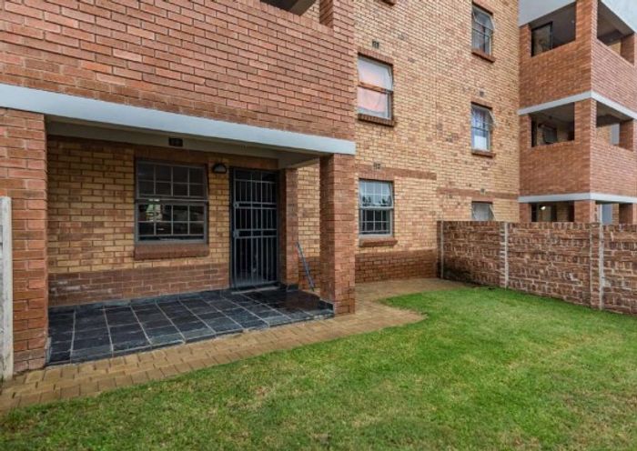 Heuweloord Townhouse For Sale: Open plan living, private garden, communal amenities.