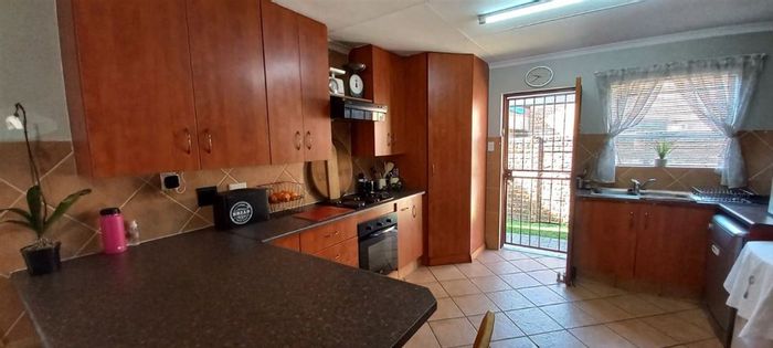 For Sale: Townhouse in Bonaero Park with 3 bedrooms, garage, and secure parking.