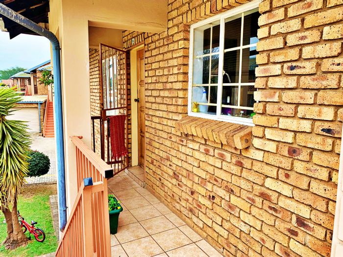 Amberfield Crest Apartment For Sale: 2 beds, balcony, secure complex, prime location.