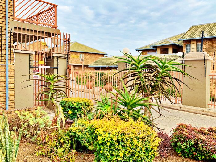 Amberfield Crest Townhouse For Sale: Ground floor, private garden, secure complex amenities.