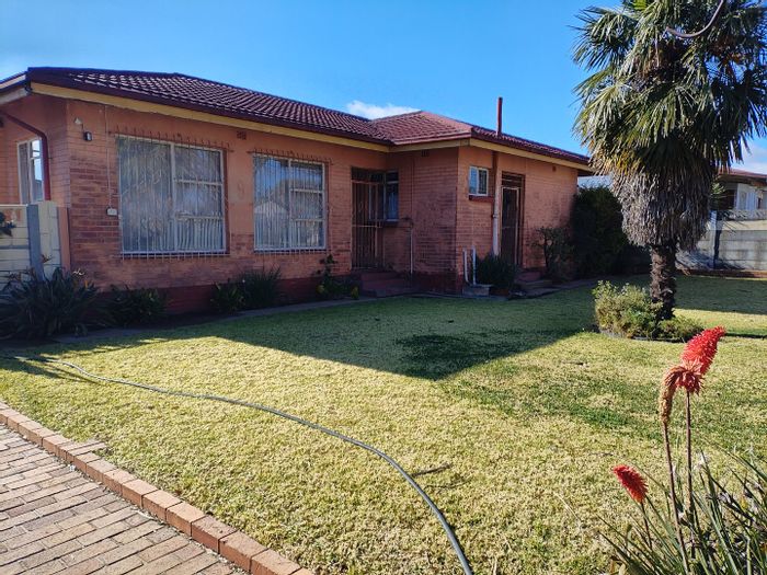 For Sale: 4-Bedroom House in Selcourt with New Cottage, Garage, and Garden.