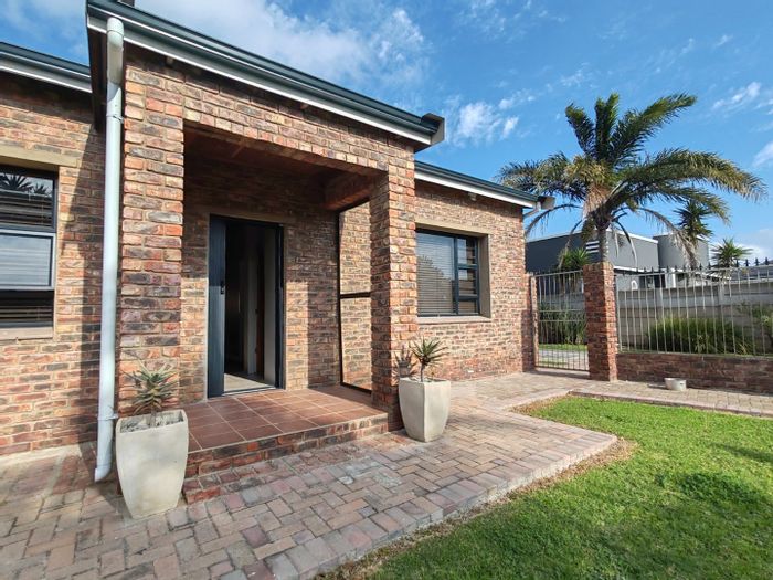 Spacious Newton Park house with flatlet, workshop, plunge pool, and security features. For Sale.