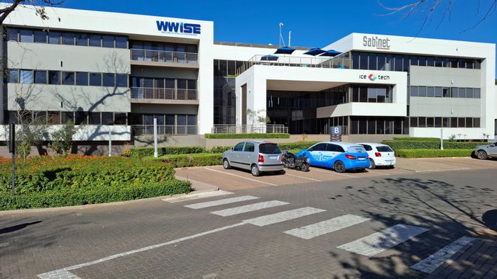 Die Hoewes Commercial Office Space To Rent: A-grade amenities, secure location, easy access.