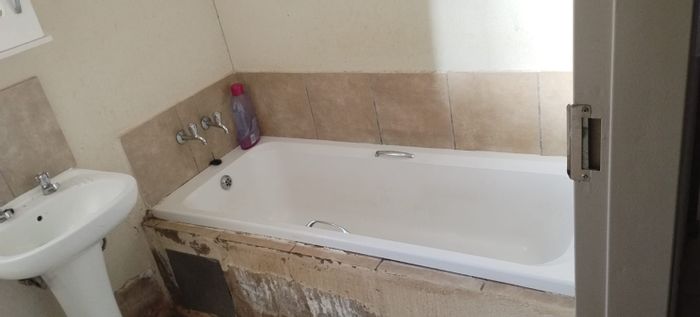 Glenway Estate House For Sale: 3 Bedrooms, Open-Plan Living, Spacious Yard.