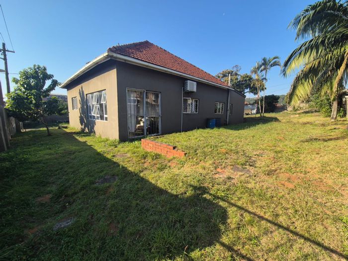 For Sale: House in Fynnland with dual entrances, multiple income units, and parking.