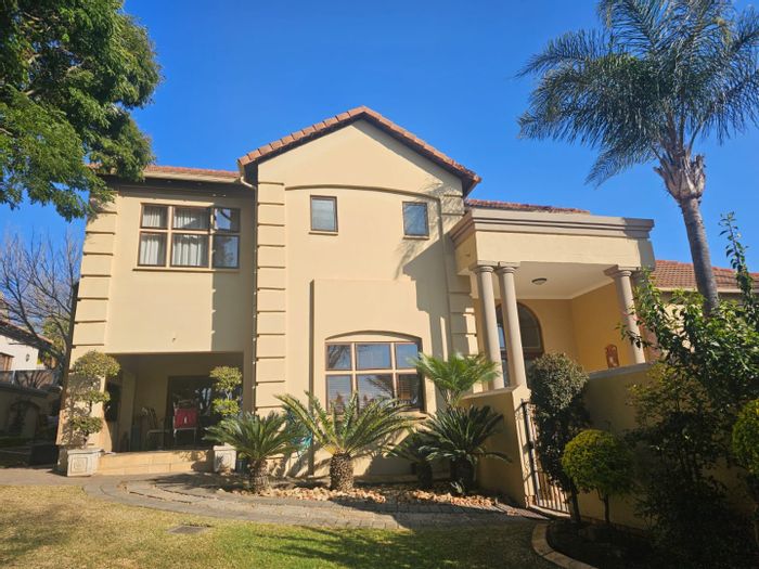 Versatile 5-Bedroom House in Moreleta Park with Garden, Inverter, and Dual Living Potential. For Sale.